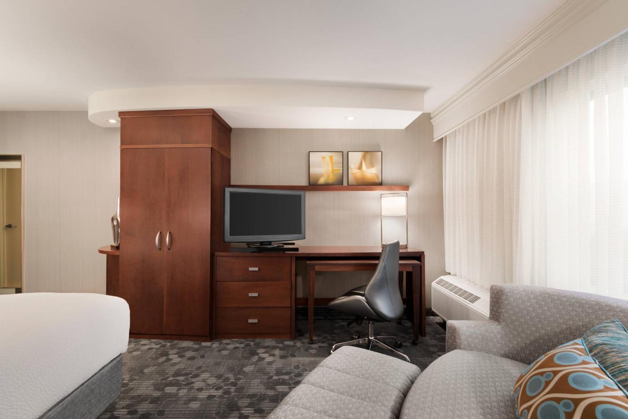 Courtyard By Marriott Potomac Mills Woodbridge Hotel Bagian luar foto