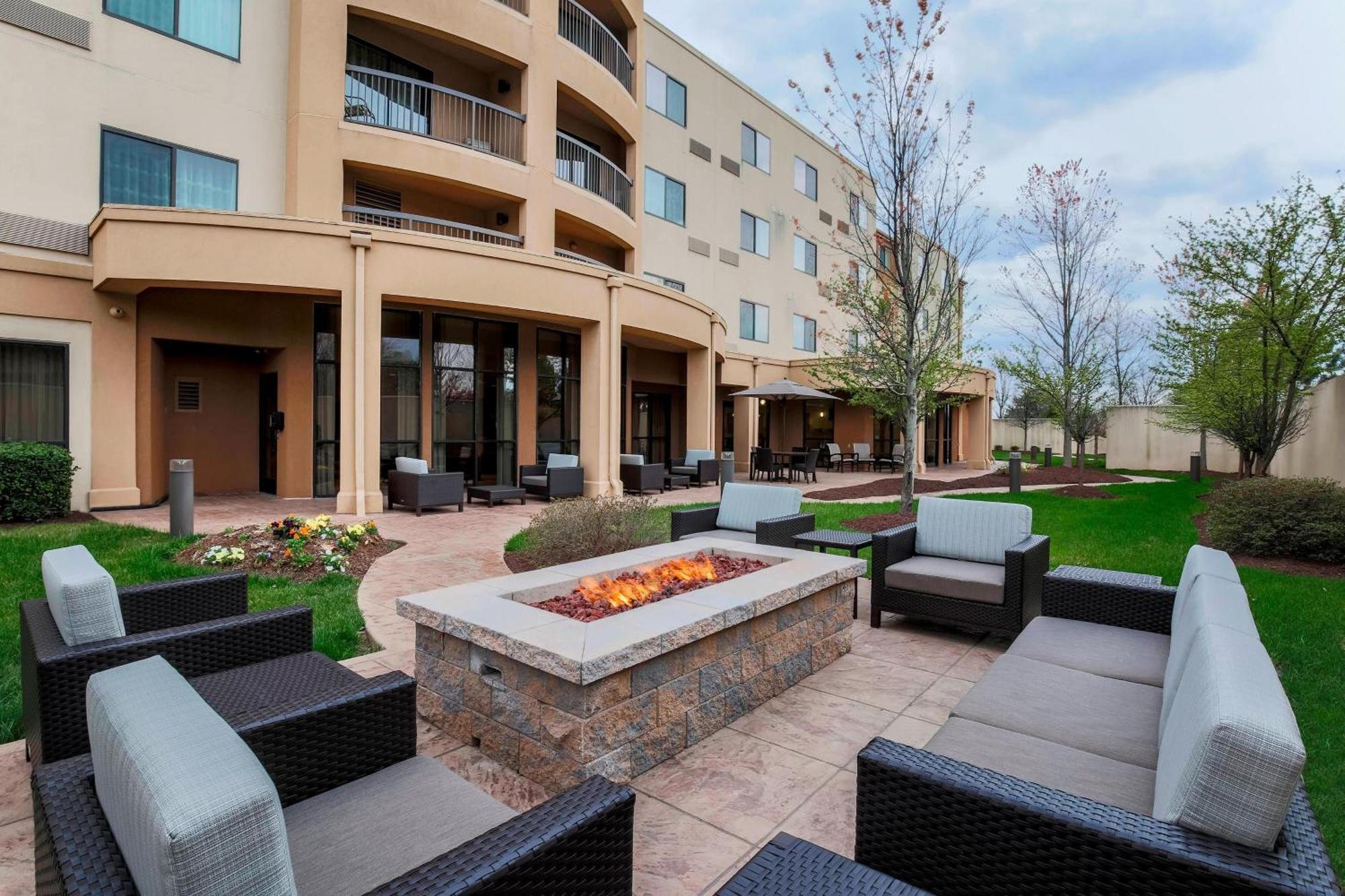 Courtyard By Marriott Potomac Mills Woodbridge Hotel Bagian luar foto