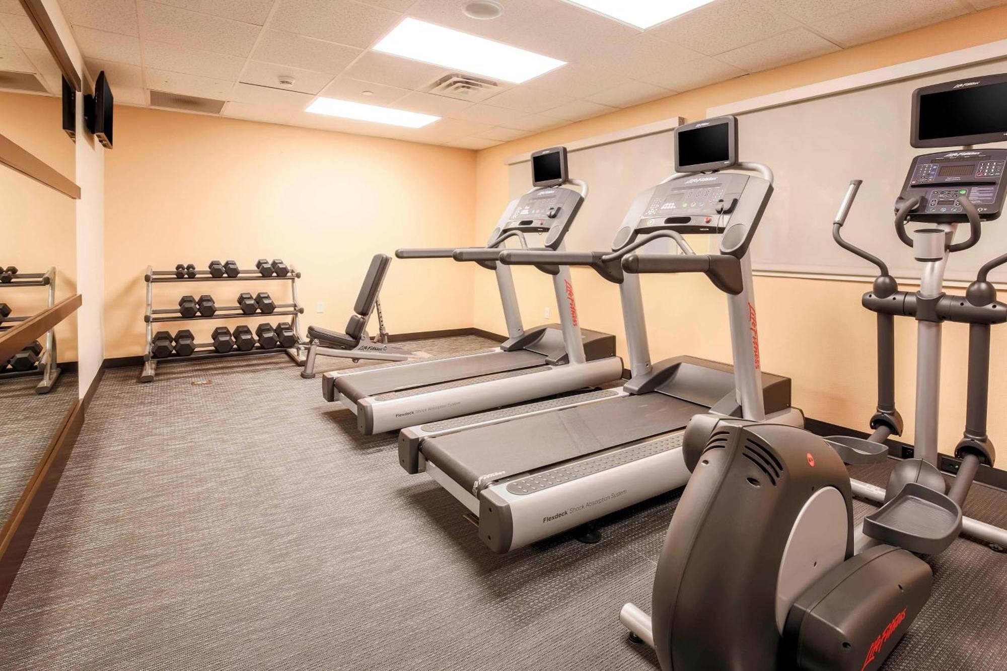 Courtyard By Marriott Potomac Mills Woodbridge Hotel Bagian luar foto
