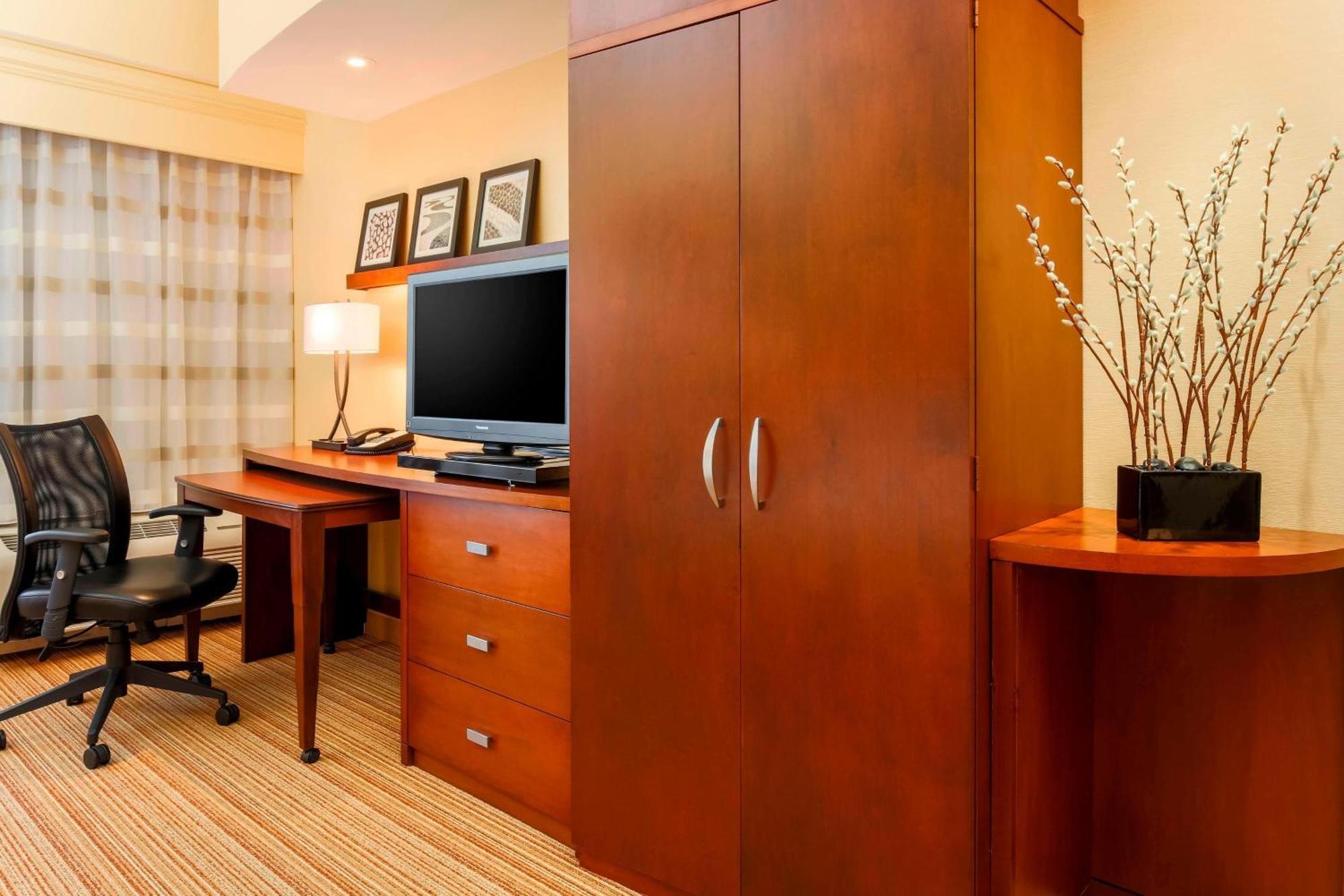 Courtyard By Marriott Potomac Mills Woodbridge Hotel Bagian luar foto