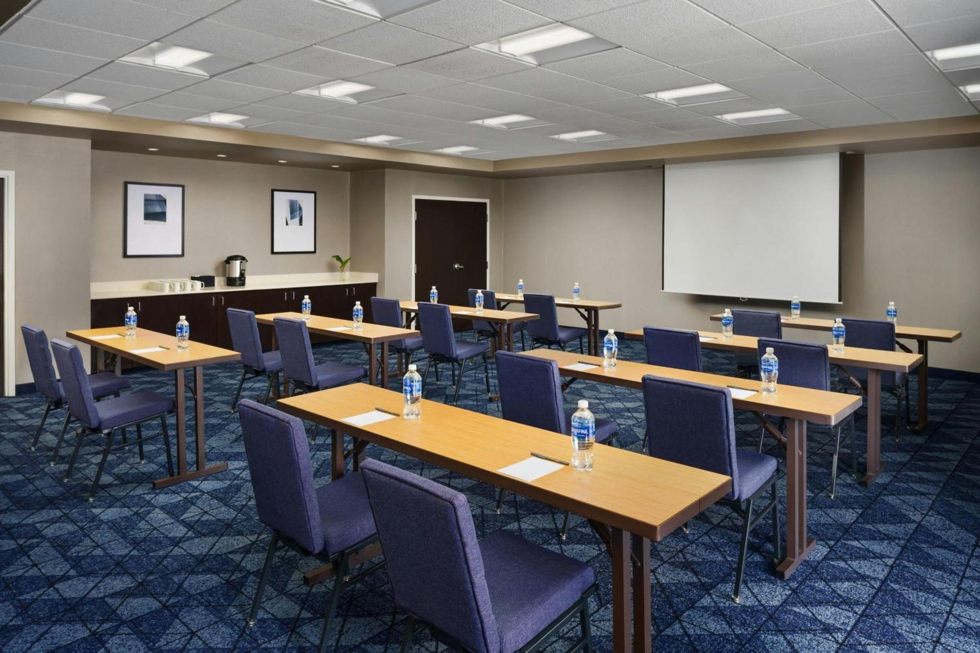 Courtyard By Marriott Potomac Mills Woodbridge Hotel Bagian luar foto