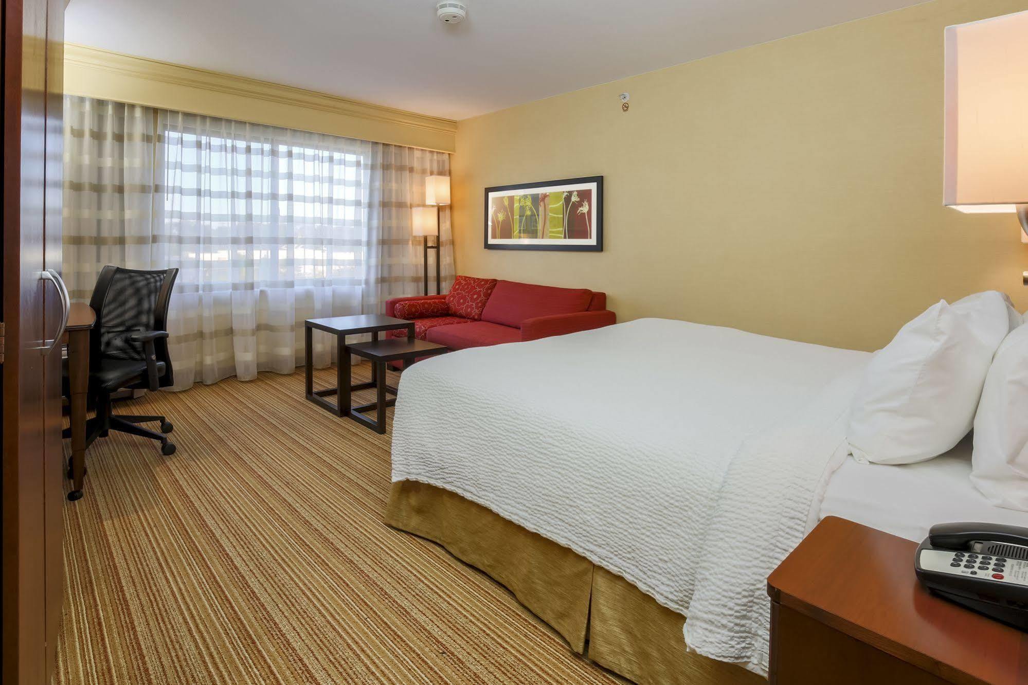 Courtyard By Marriott Potomac Mills Woodbridge Hotel Bagian luar foto