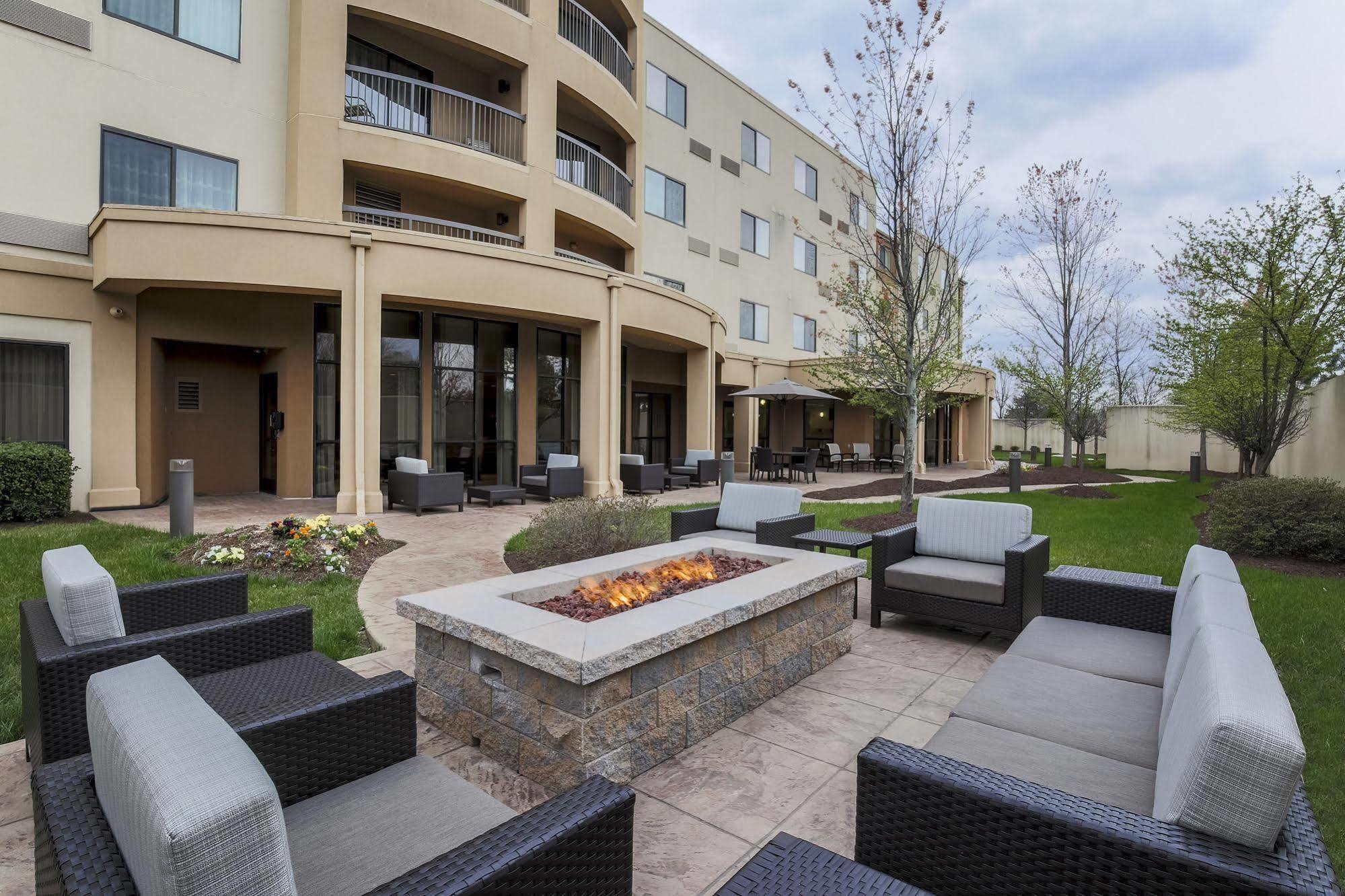 Courtyard By Marriott Potomac Mills Woodbridge Hotel Bagian luar foto